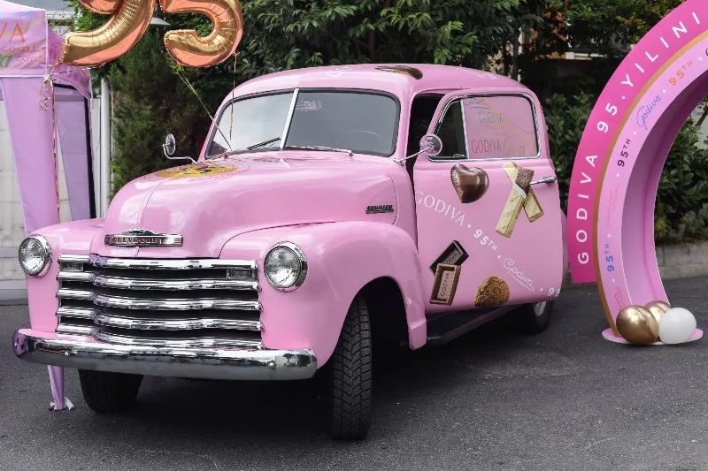Godiva, 95’inci Yılını Pembe Kamyoneti İle Kutluyor