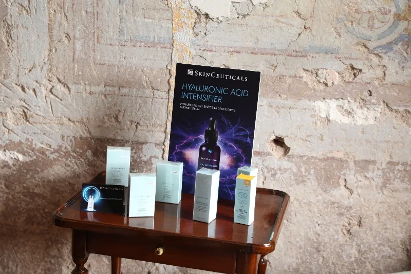 SkinCeuticals, Eşitlenmiş Bir Cilt Tonu için Discoloration Defense Etkinliğini Gerçekleştirdi