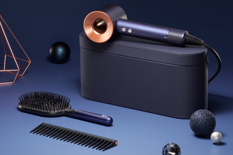 Dyson’dan Prusya Mavisi ve Parlak Bakır Renklerinde Özel Hediye Serisi