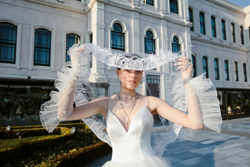 ÖZLEMSÜERWHITE X FSBOSPHORUS Boğaz’ın İhtişamlı Gelinlerini Ağırlıyor