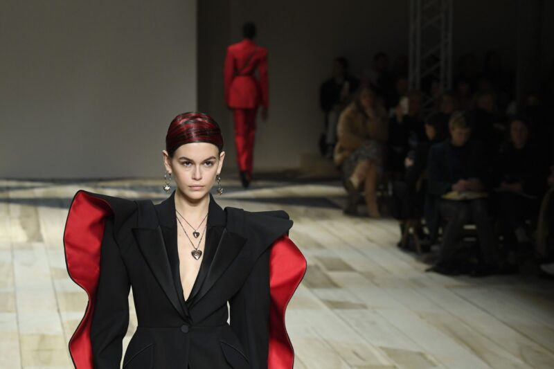 Canlı İzleyin: Alexander McQueen Kadın Sonbahar/Kış 2022 Defilesi