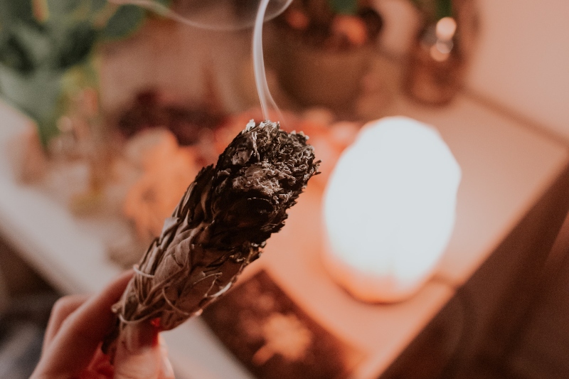 Evde Adaçayı Yakmak Etik mi?