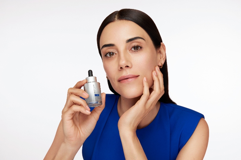 Cansu Dere Marka Yüzü Olduğu Neostrata’nın Kampanya Filminde Işık Saçıyor