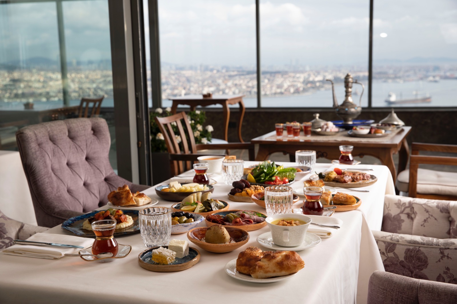 İstanbul’un Büyüleyici Manzarasına Karşı İftar Ziyafeti