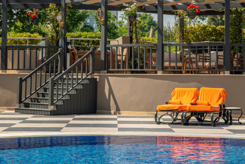 Intercontinental Istanbul’un huzurlu atmosferinde havuz keyfi