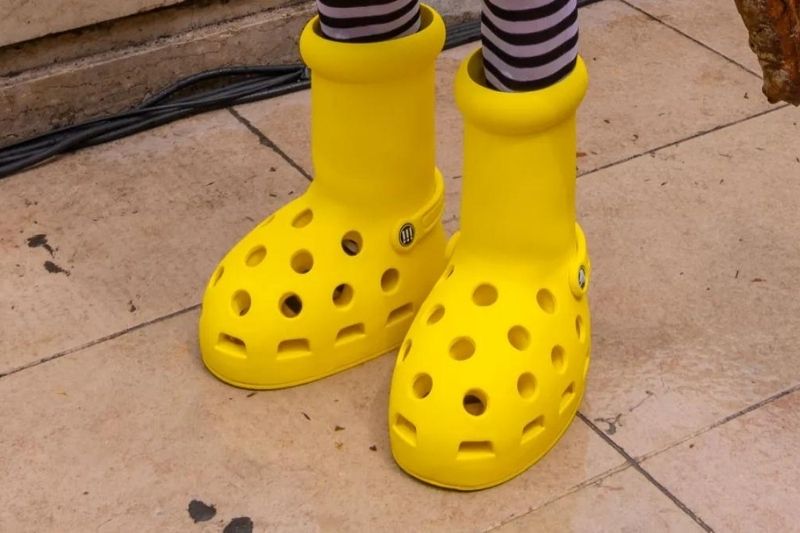 Rahatlığı şıklığa tercih etmek: MSCHF X Crocs’un dev sarı botları