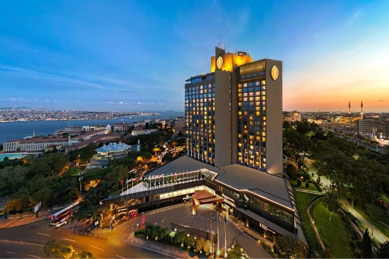 Intercontinental Istanbul, yenilenen yüzüyle misafirlerini ağırlamaya devam ediyor 