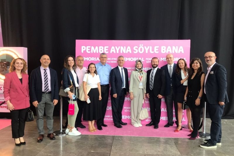 Meme kanseri farkındalığı için mesaj var: “Pembe ayna söyle bana”