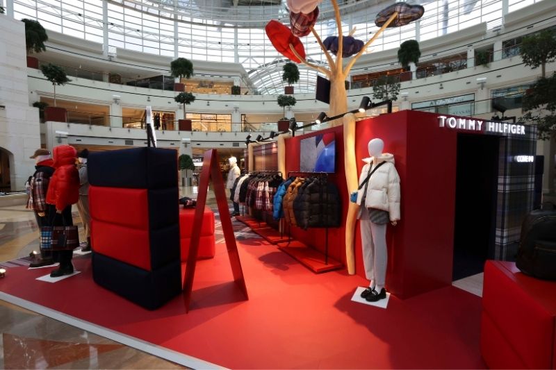 Tommy Hilfiger İstinye Park’ta açtığı yeni Pop-up mağazasında New York şişme ceket stillerini tanıtıyor 