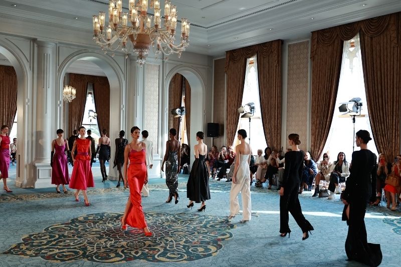 adL Night Zoom ve Mert Aslan’dan ‘Zamansız İhtişam’ defilesi 