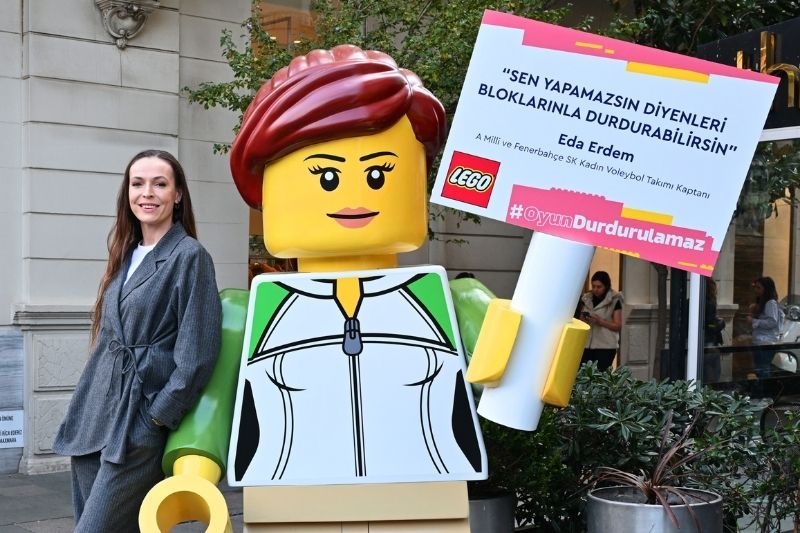 Dev LEGO minifigürleri kızlara ilham vermek için sokağa çıktı!