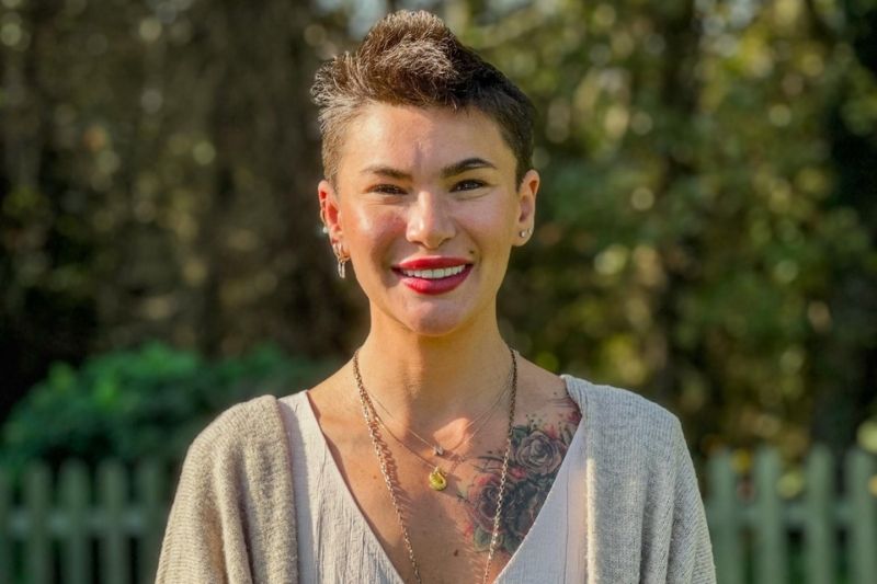 Anne karnından maviliğe uzanan yolculuk: Yüzdüren Anne