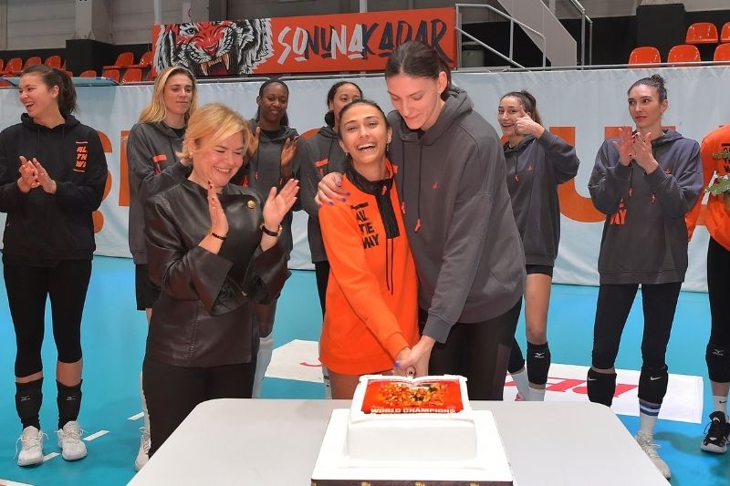 Beymen Club’tan dünya şampiyonu Eczacıbaşı Dynavit’e gurur dolu ziyaret