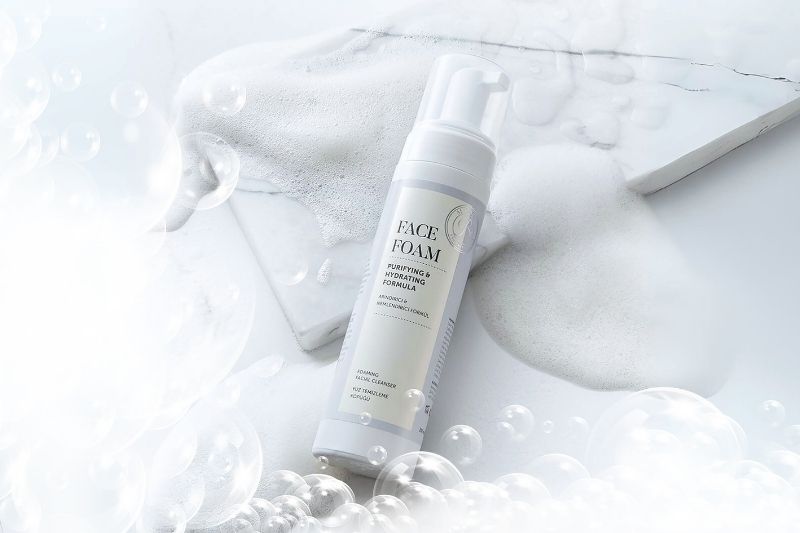 Değerli botaniklerle gençleştiren, cildi yenileyen temizleyici 