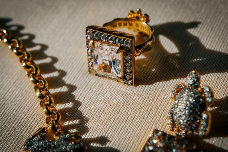 Begüm Khan’dan farklılık arayan kadınlara adanmış bir koleksiyon: “Non-Bridal Bridal”