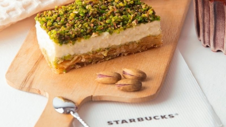 Starbucks, bu aya özel tasarlanan bardağını ve Starbucks Fıstıklısı’nı mağazalarında sunuyor