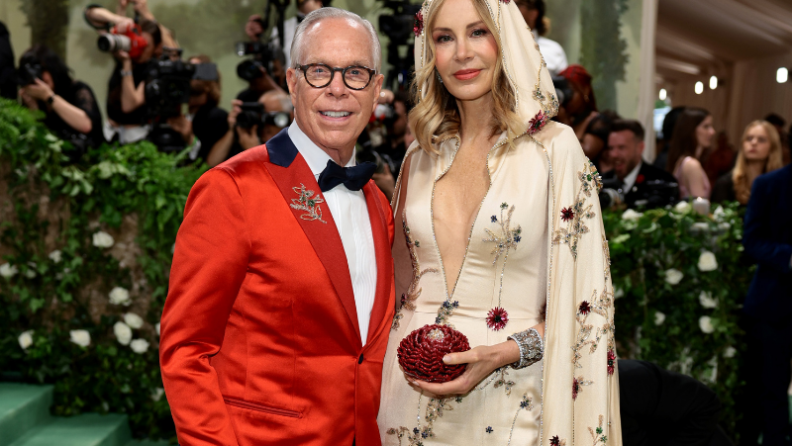 Sevilen K-pop grubu Stray Kids ve oyuncu Madelyn Cline 2024 Met Gala’da Tommy ve Dee Hilfiger’ın misafiri oldu