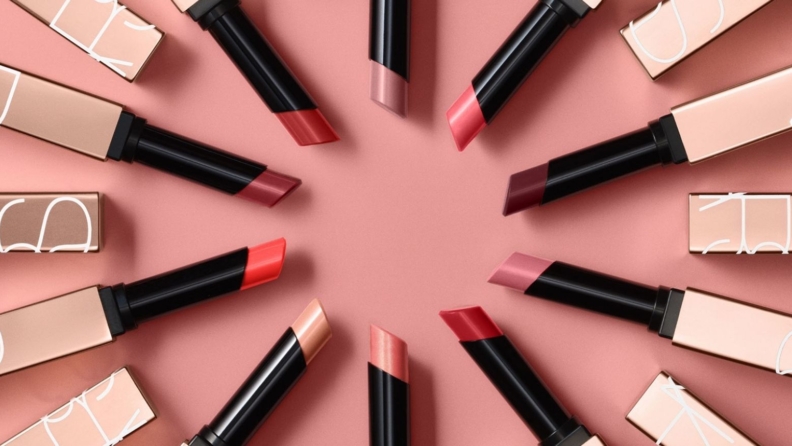 Yılın rengi “Mocha Mousse” Beymen Beauty önerileri ile makyajınızda