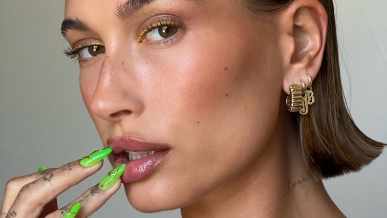 Renkli eyeliner ile makyaj rutininize eğlenceli bir dokunuş