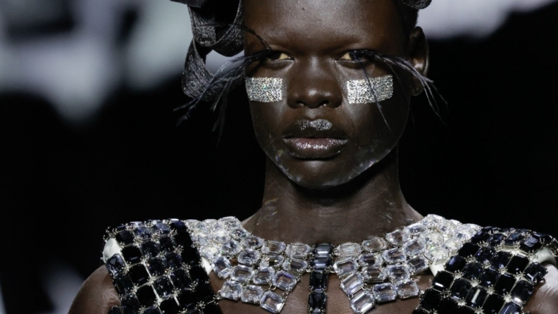 Swarovski’nin Millenia mücevherleri, Thom Browne’un 2025 Sonbahar koleksiyonuna ışıltı katıyor