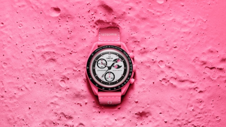 Bioceramic MoonSwatch MISSION TO THE PINK MOONPHASE: Nisan mikro ayına görsel bir övgü