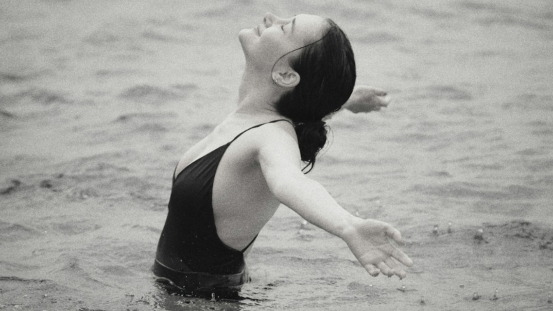 “Cool Girl” Sendromu: Gerçekten rahat mıyız, yoksa bastırıyor muyuz?