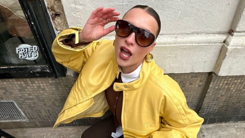 Deri ceketin klasik ama sıkıcı olmaması için 5 stil hilesi