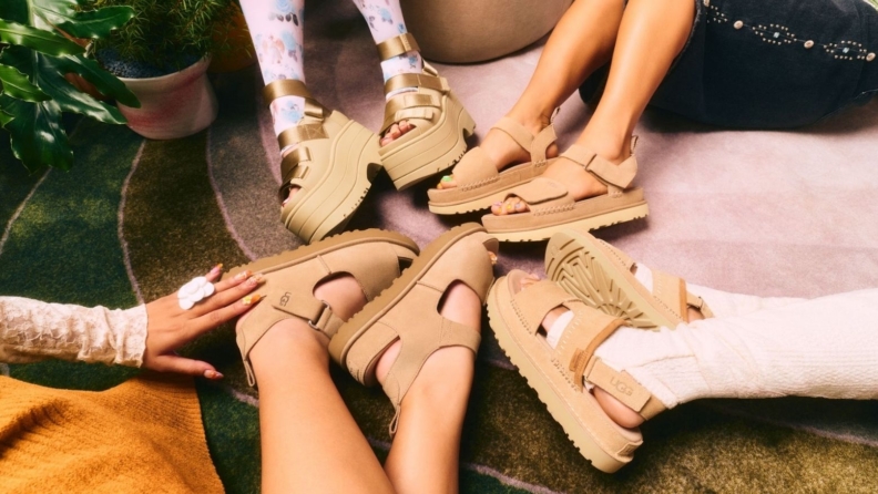 UGG İlkbahar/Yaz 2025 koleksiyonuna ait yeni sandalet modeli GoldenRise, sezonun global marka elçisi HANNI ile lanse edildi