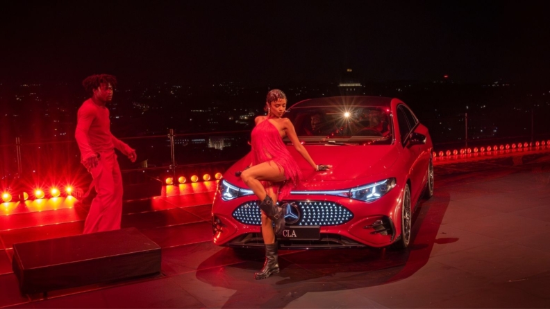 Yepyeni Mercedes-Benz CLA, Roma’daki yıldızlarla dolu dünya prömiyerinde etkileyici bir performans sergiledi