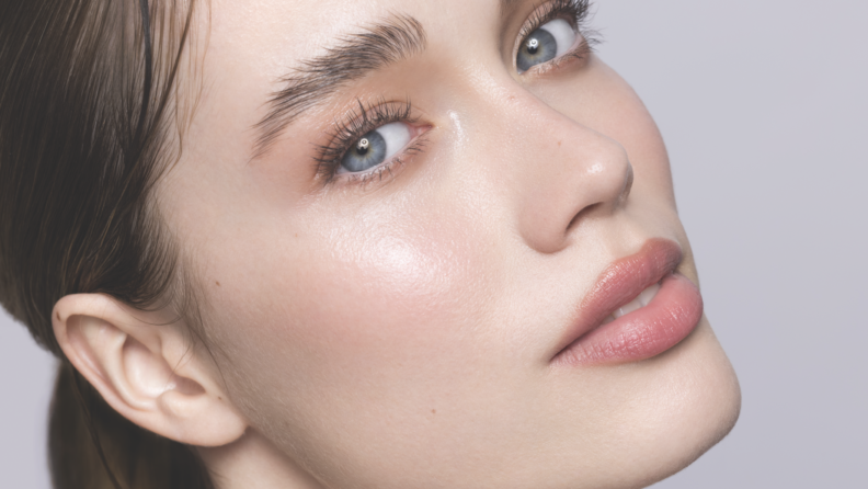 İsabel ile makyajsız cilt hareketi