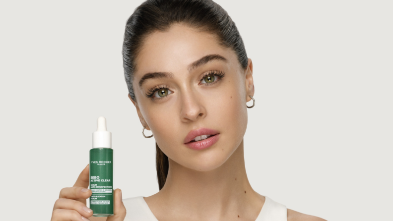 Yves Rocher’nin yeni serisi Sebo Active Clear’ın yüzü Cemre Baysel oldu