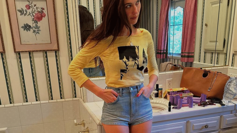 2025 yazının yeni jean trendi: “Modern-nostaljik” mikro şortlar