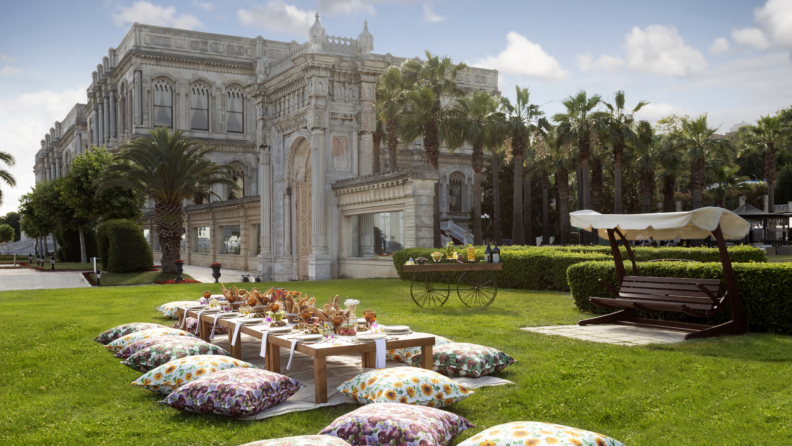 Çırağan Sarayı’nın bahçelerinde gelenekselleşen lüks piknik deneyimi 