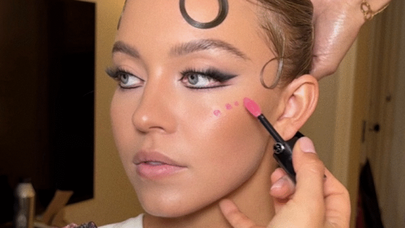 Birkaç adımda Sydney Sweeney’nin “Eski Hollywood” Met Gala makyajı