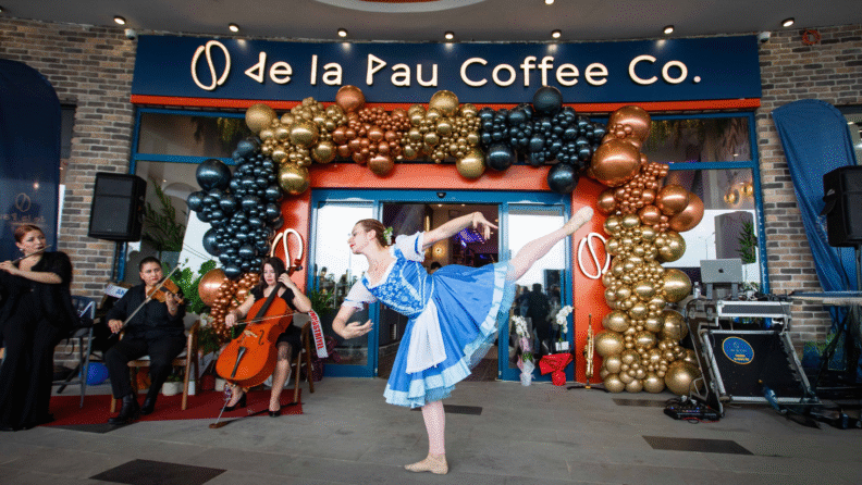 de la Pau Coffee Co., servis robotlarıyla Balıkesir’de kapılarını açıyor