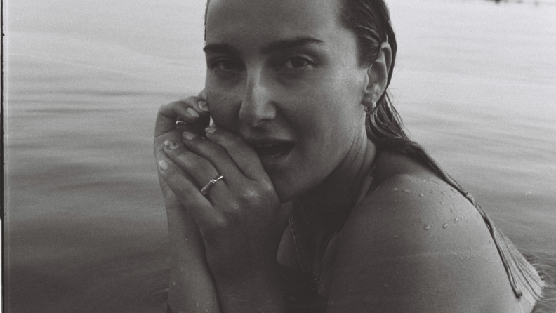 Duygulara Alan Açmaya Hazırsanız: İpek Naz Çınar ile Kendi Sesini Bulma Süreci Üzerine