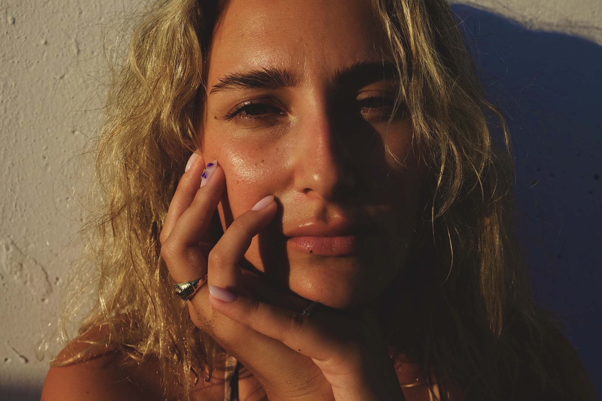 Duygulara Alan Açmaya Hazırsanız: İpek Naz Çınar ile Kendi Sesini Bulma Süreci Üzerine 