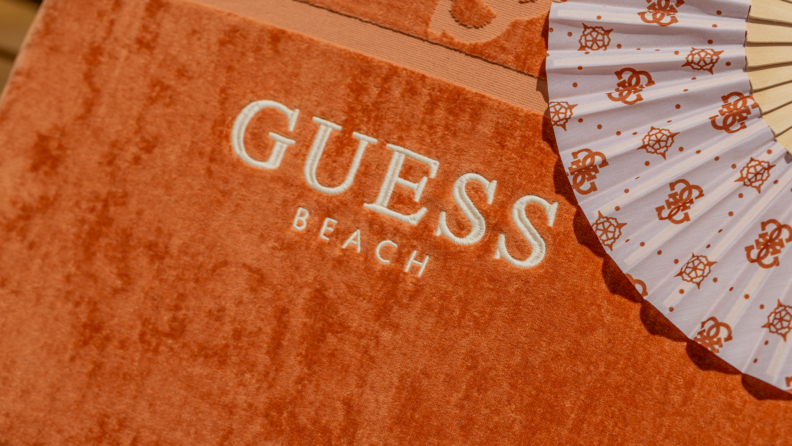 GUESS Beach X Ruins Luxury Resort: Moda ve Zamansız Stili Buluşturan Büyüleyici Deneyim