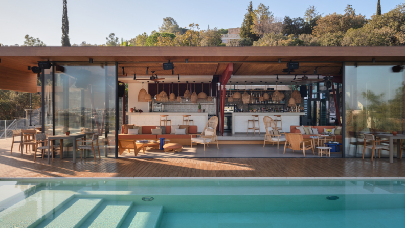 Tasarım, Doğa ve Lezzet Arasında Bir Konaklama Deneyimi: Birdcage 33 