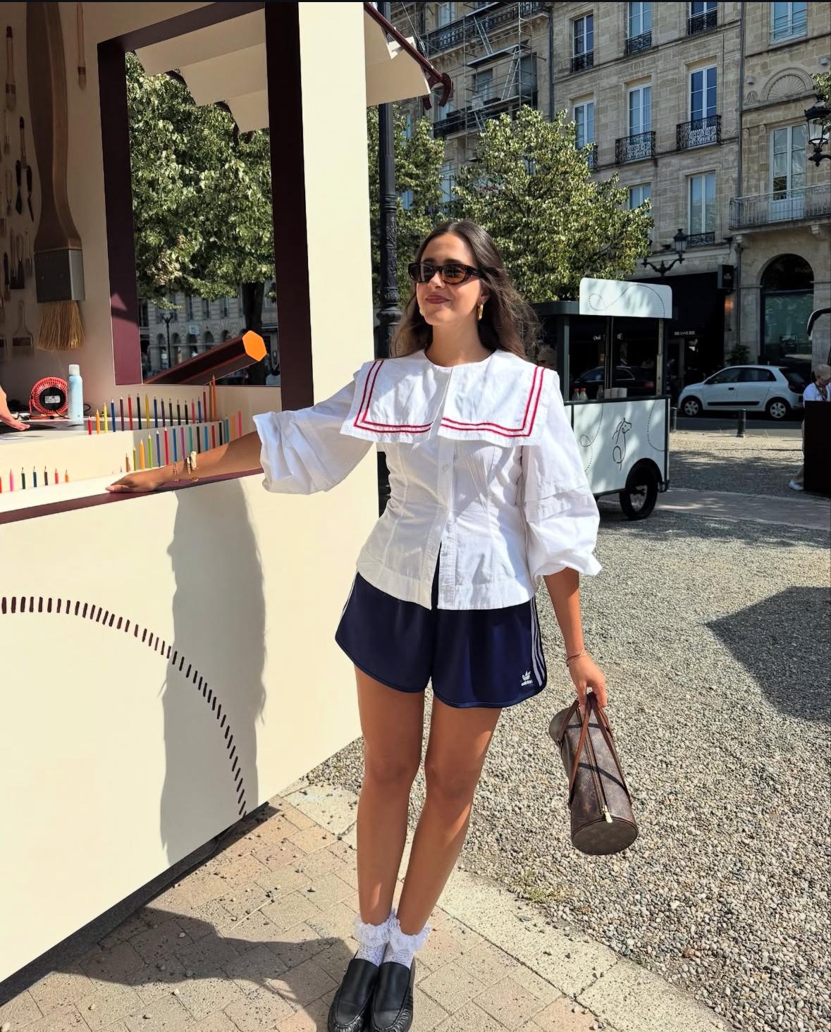 carrie-bradshawin-stil-mirasi-wrong-shoe-theoryden-atletik-sortlara