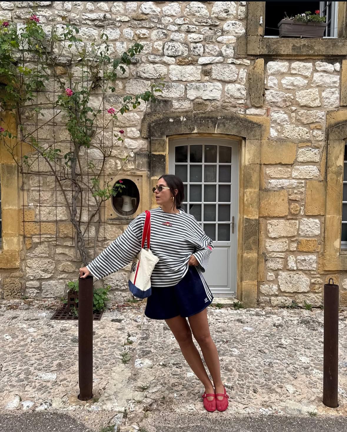 carrie-bradshawin-stil-mirasi-wrong-shoe-theoryden-atletik-sortlara