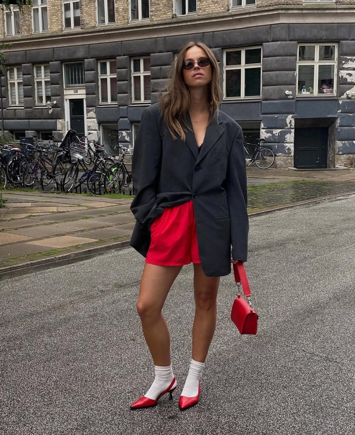 carrie-bradshawin-stil-mirasi-wrong-shoe-theoryden-atletik-sortlara