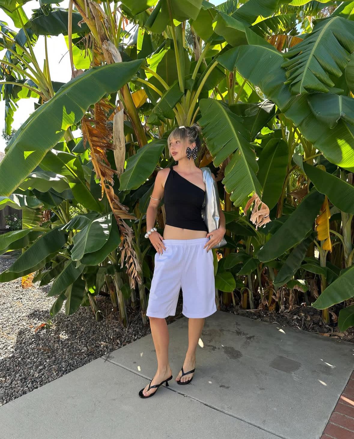 carrie-bradshawin-stil-mirasi-wrong-shoe-theoryden-atletik-sortlara