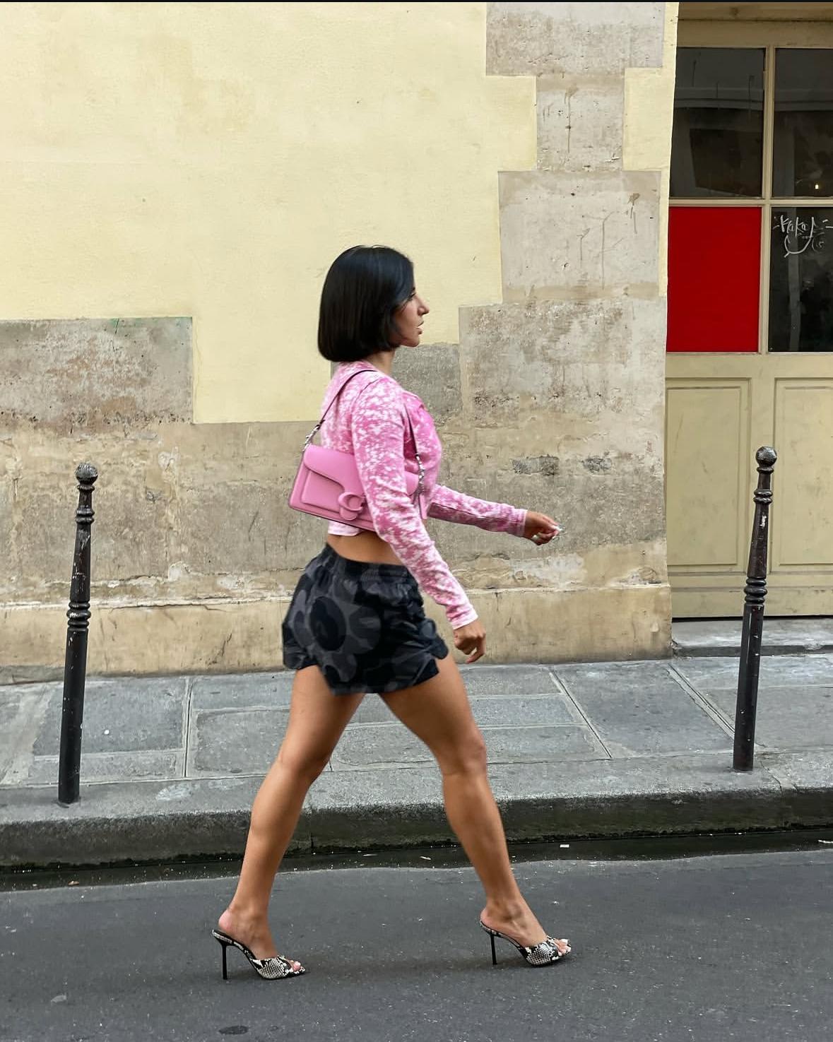 carrie-bradshawin-stil-mirasi-wrong-shoe-theoryden-atletik-sortlara