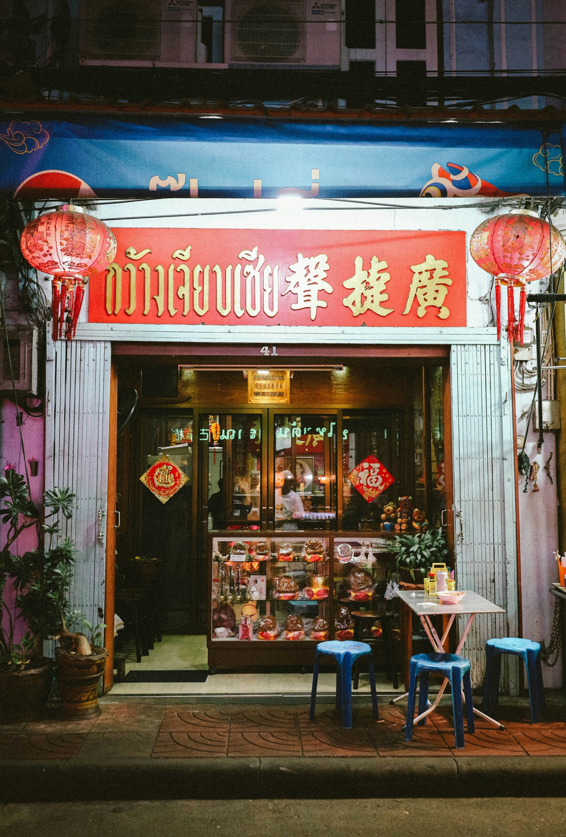 cinde-spirituel-ekonomi-yukseliste-gen-znin-yeni-takintisi-tarot-kristaller-ve-mistik-barlar