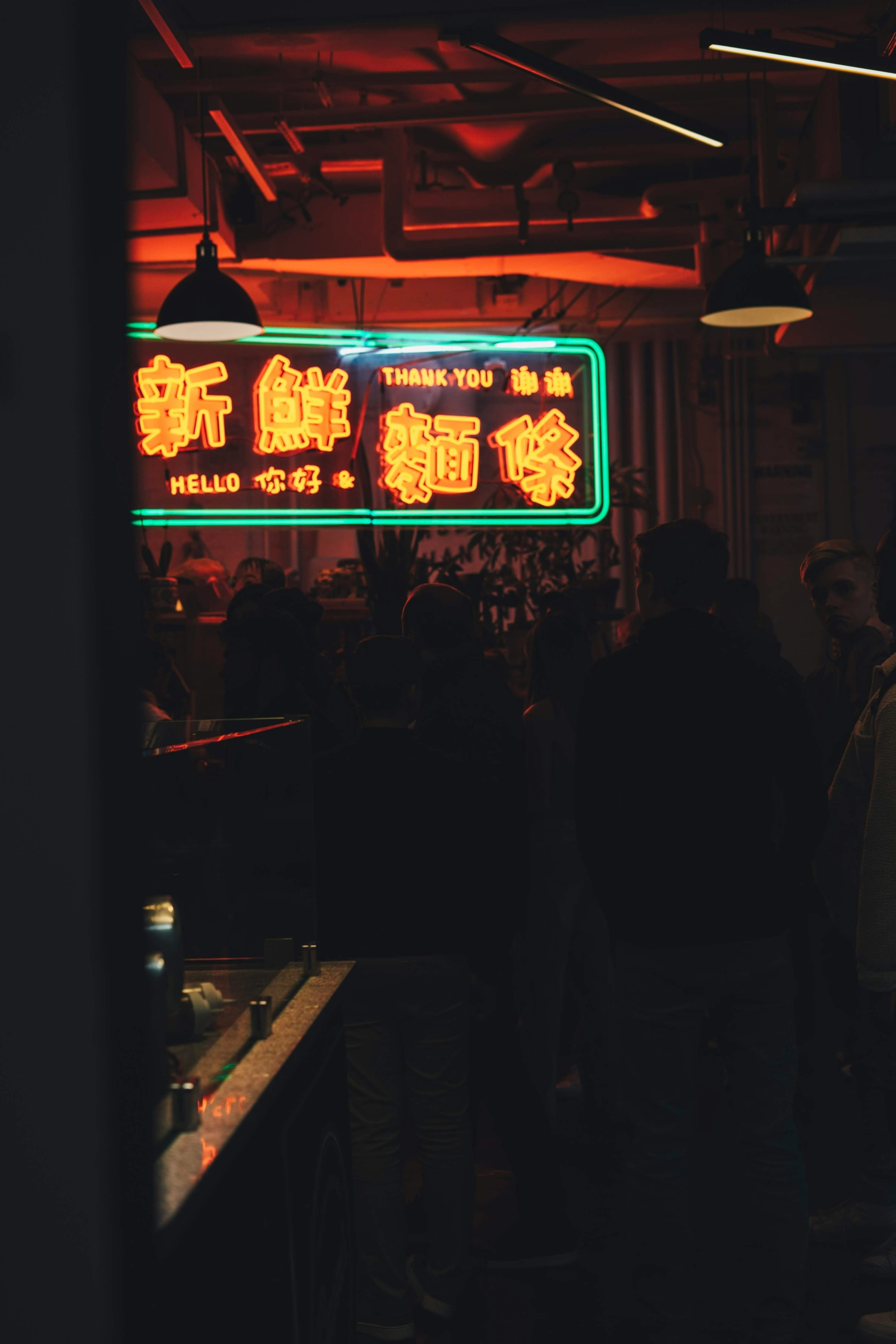 cinde-spirituel-ekonomi-yukseliste-gen-znin-yeni-takintisi-tarot-kristaller-ve-mistik-barlar