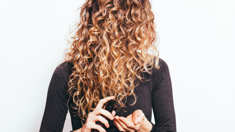 Kıvırcık saçları şekillendirmek: “Curly Girl Method” deniyoruz