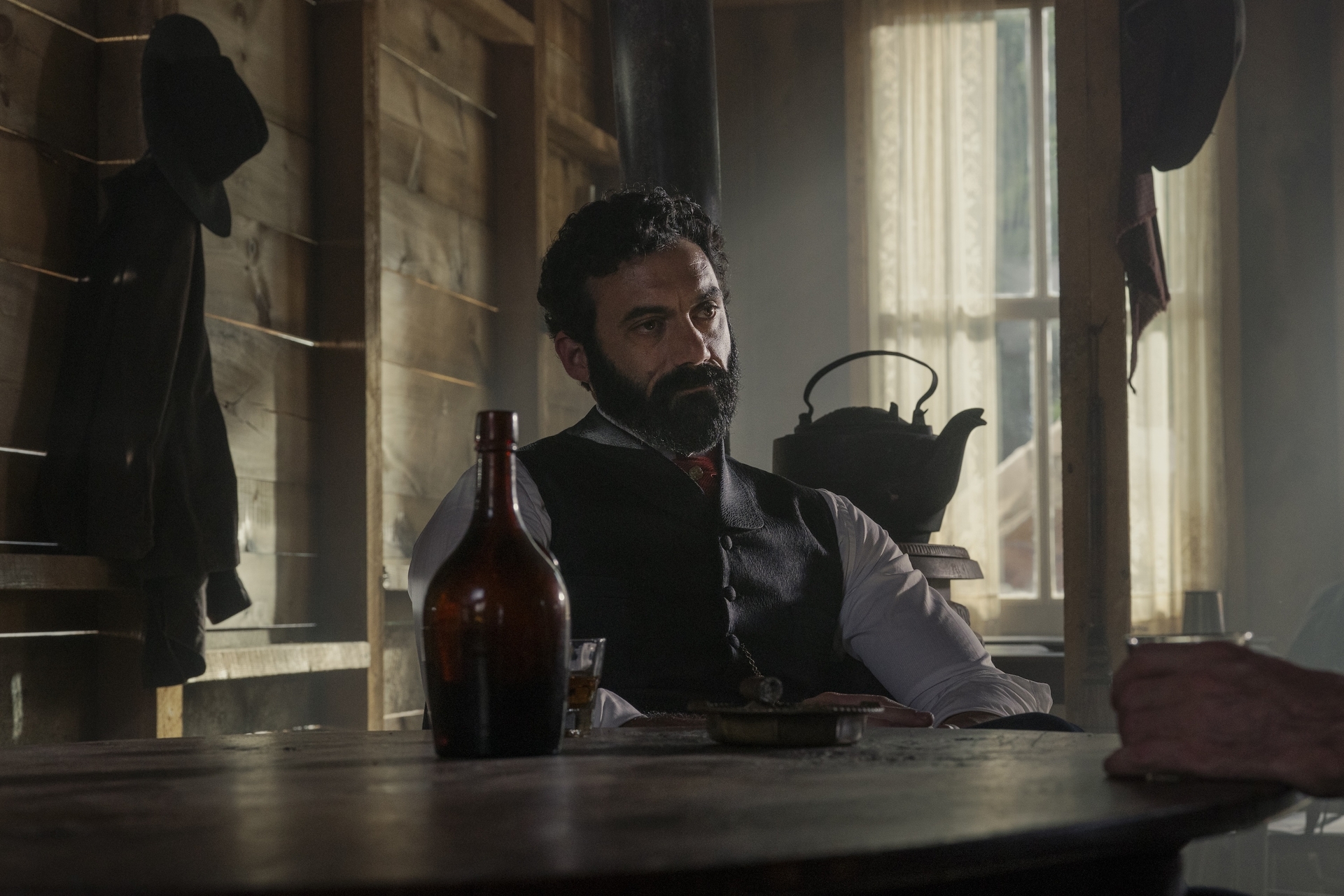 
the-gilded-ageden-yeni-sezonguc-ask-ve-oy-hakki

