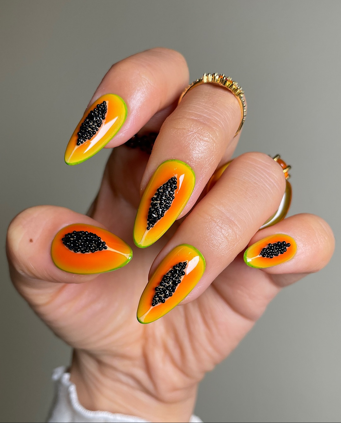 tirnaklarimiza-giden-yol-midemizden-geciyor-tropikal-tirnaklar