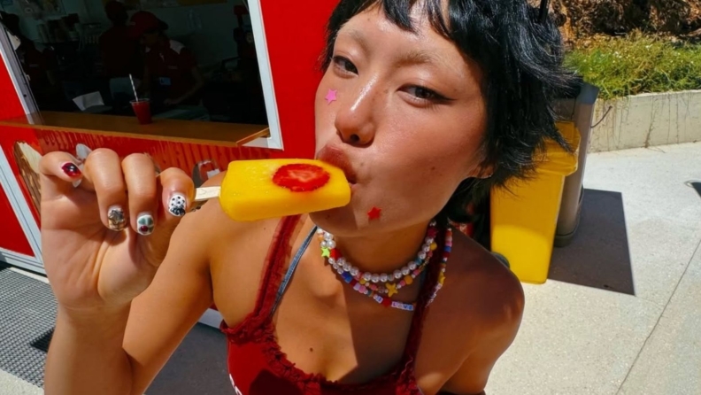 “Hot girl summer” ruhunu yansıtan fotoğraflar için 10 poz tüyosu